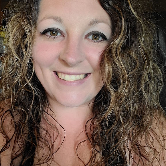 Meet your Posher, Amanda!! - Picture 3 of 4